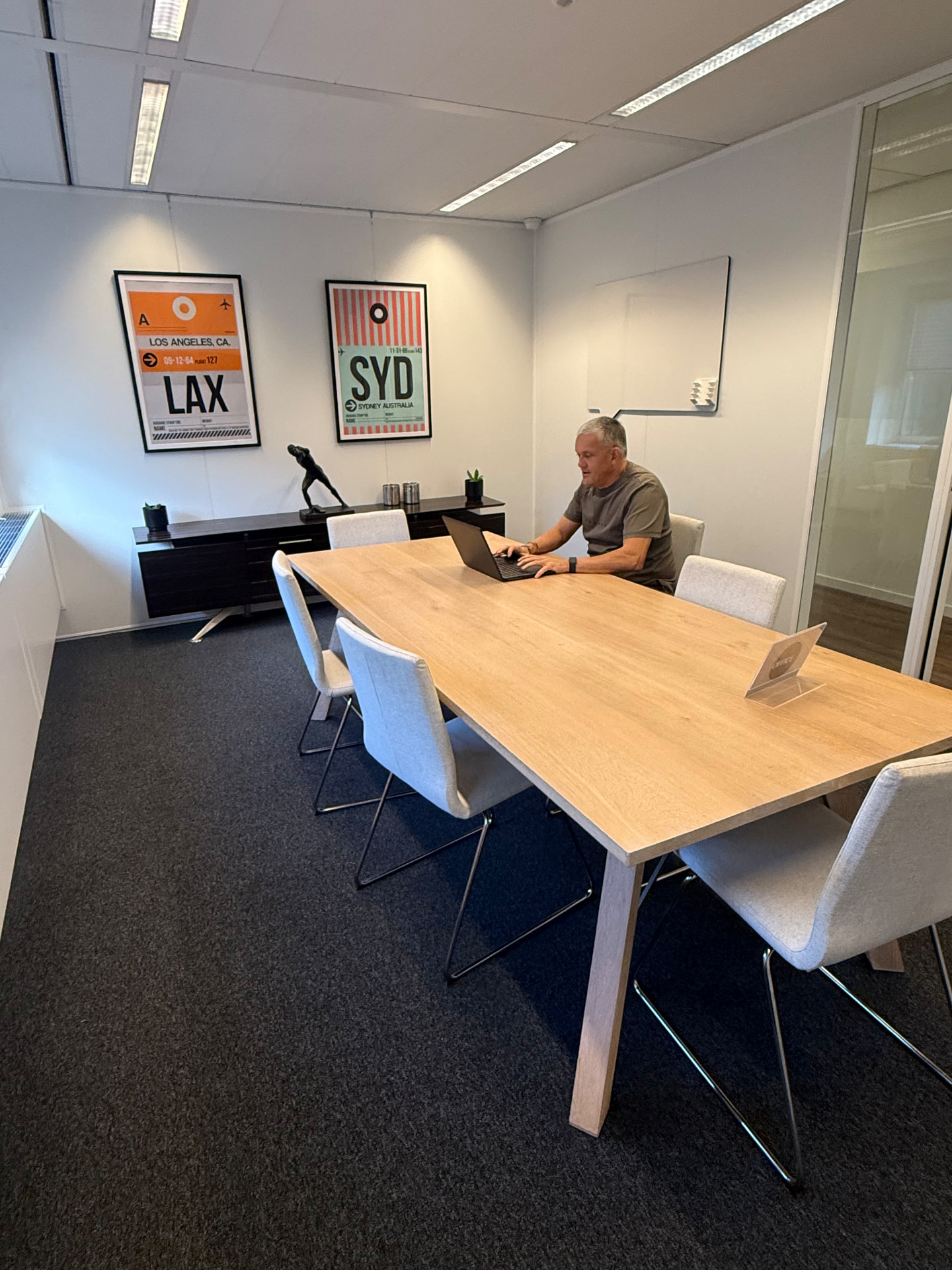 Werkplek met overlegtafel in het nieuwe kantoor in Amstelveen