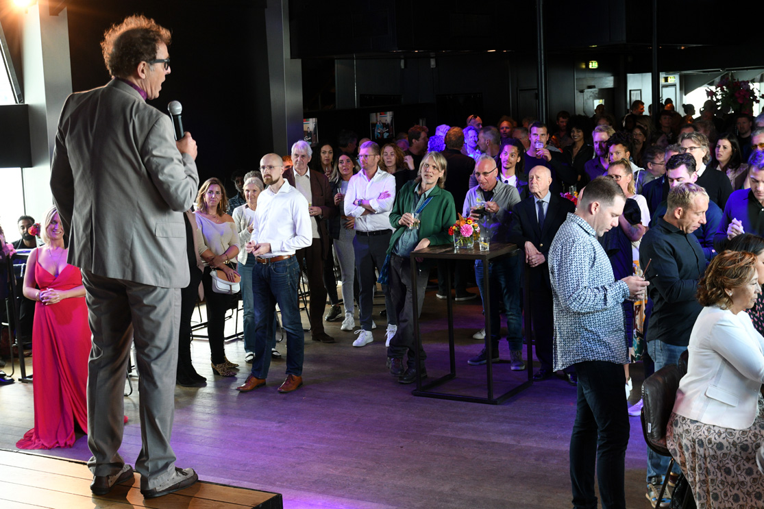 August de Loor spreekt met een microfoon voor de aanwezigen tijdens het 25-jarig BCD-jubileum op 7 september 2019.